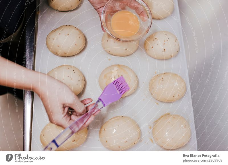 Frau in der Bäckerei, die Süßigkeiten zubereitet und Eier hinzufügt. Teigwaren Backwaren Frühstück schön Dekoration & Verzierung Tisch Küche Gastronomie Mensch