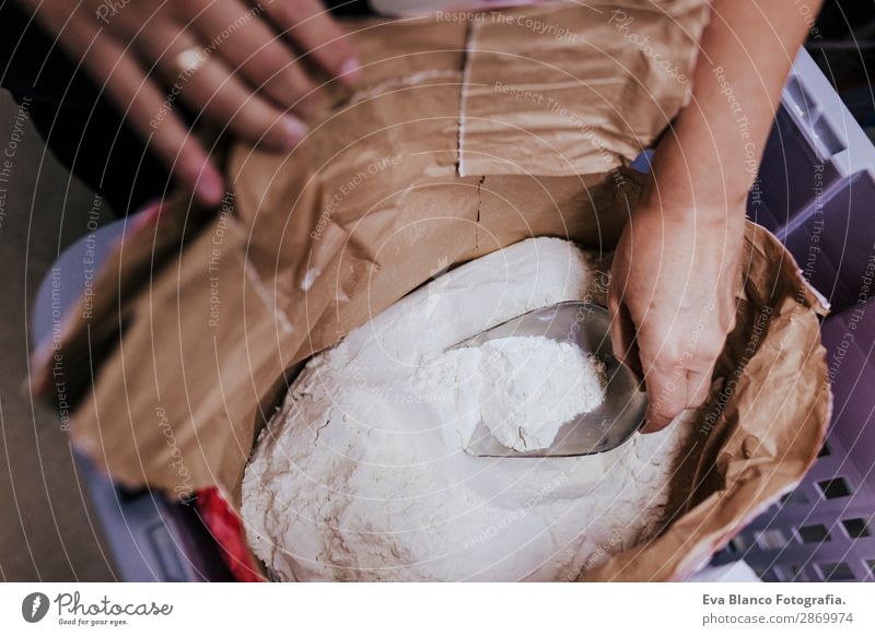 Beutel mit Mehl und weiblicher Hand mit Schaufel Lebensmittel Teigwaren Backwaren Brot Design Schnee Tisch Gastronomie Mensch feminin Frau Erwachsene 1