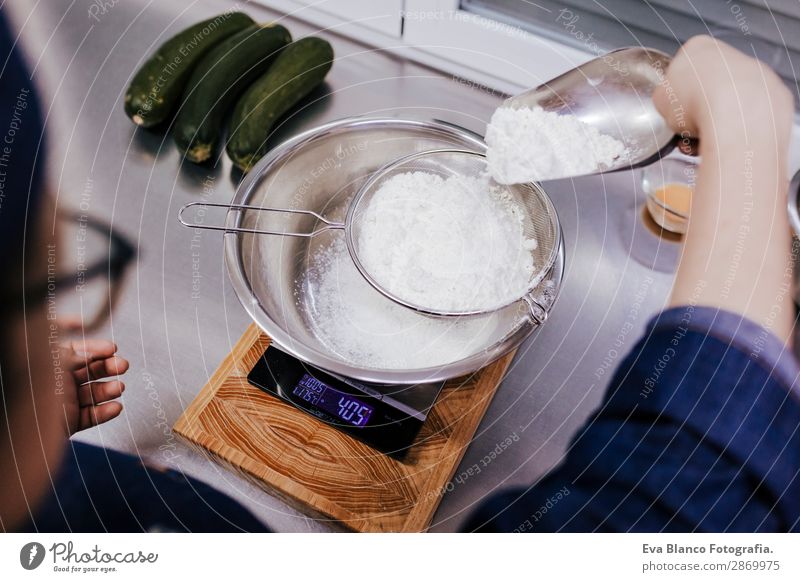 Beutel mit Mehl und weiblicher Hand mit Schaufel Lebensmittel Teigwaren Backwaren Brot Design Schnee Tisch Gastronomie Mensch feminin Frau Erwachsene 1