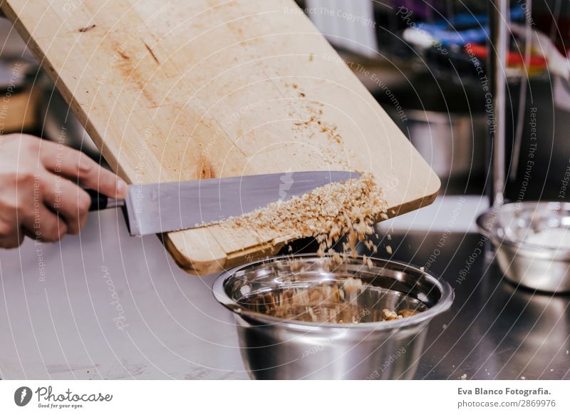 Nahaufnahme der Frau beim Schneiden von Handmuttern mit dem Messer Frucht Apfel Ernährung Vegetarische Ernährung Küche Arbeit & Erwerbstätigkeit Karriere Mensch