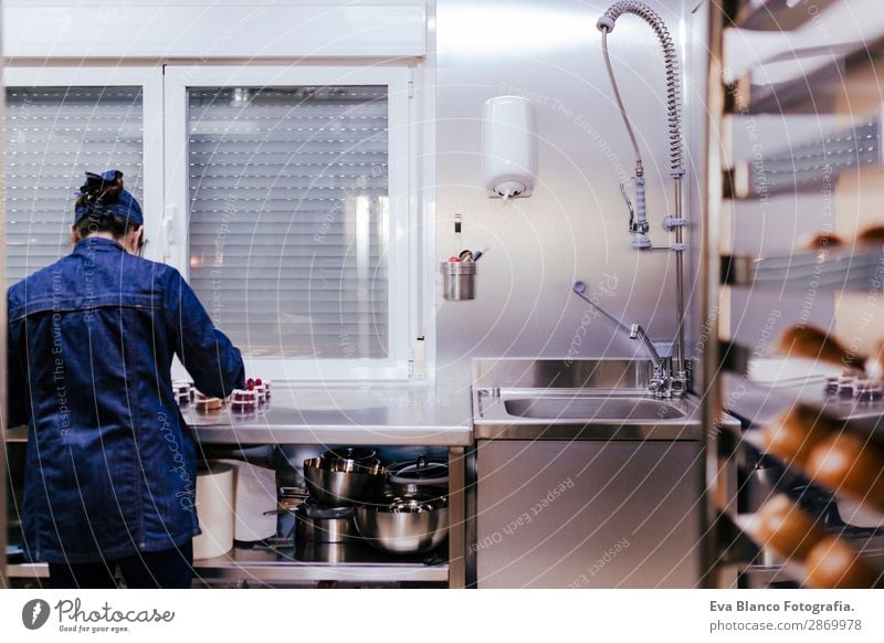 Frau, die an der Bäckerei arbeitet und Süßigkeiten zubereitet. Brot Brötchen kaufen Arbeit & Erwerbstätigkeit Beruf Arbeitsplatz Fabrik Industrie Business