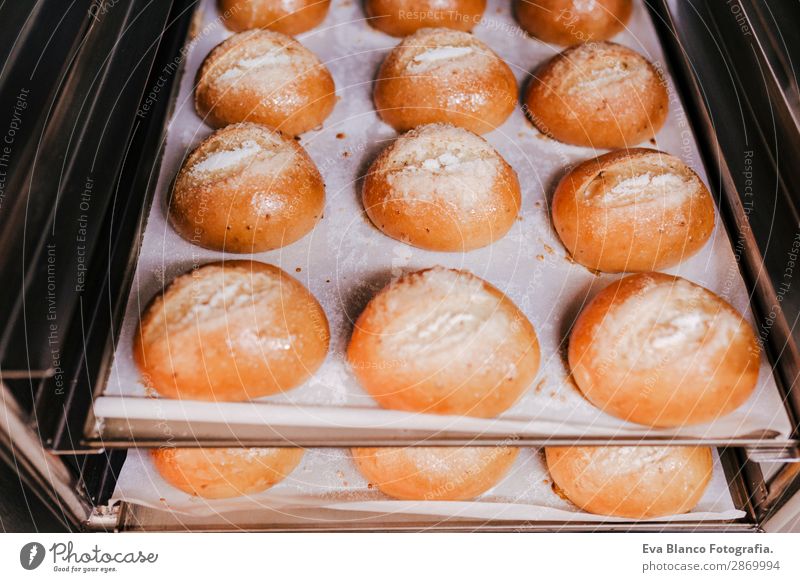 Nahaufnahme des Brotes auf Streunern Brötchen Ernährung Frühstück Diät Küche frisch heiß lecker reich braun weiß Hefe Mahlzeit organisch Mehl Hintergrund ganz