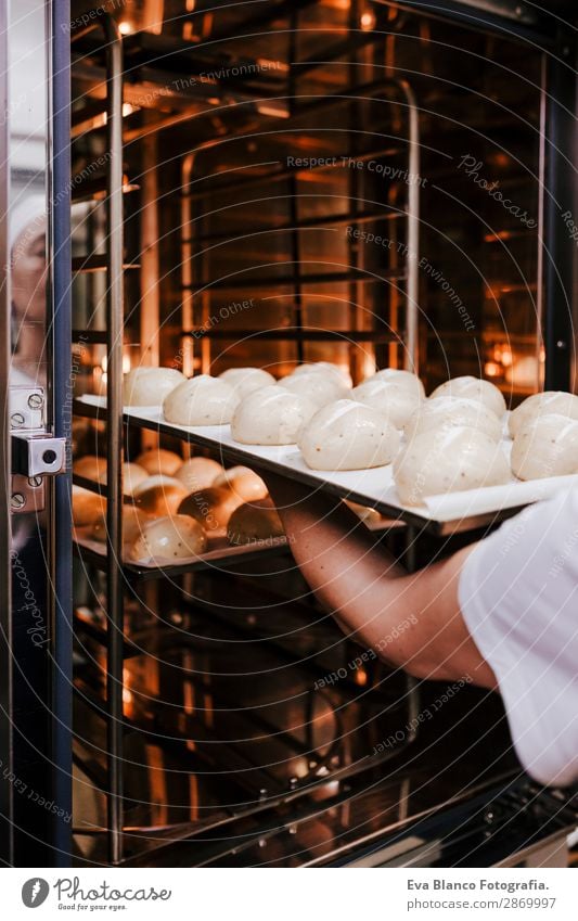 Frau, die das Brotbacken im Ofen einführt. Teigwaren Backwaren Brötchen Ernährung Arbeitsplatz Fabrik Industrie Business feminin Erwachsene 1 Mensch 45-60 Jahre