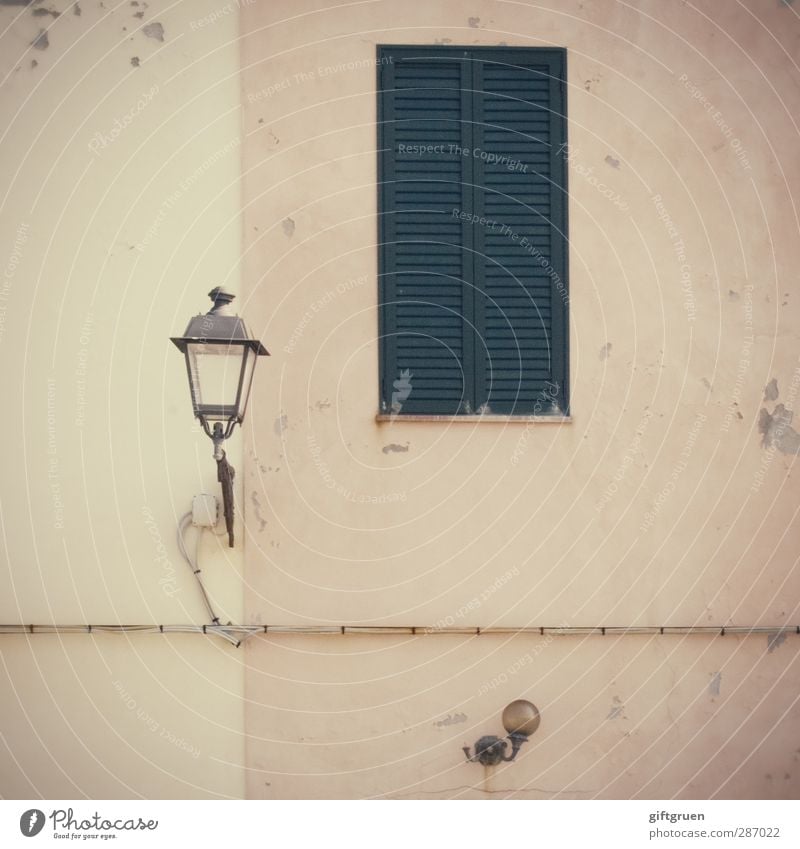 laterne I Altstadt Haus Mauer Wand Fassade Fenster hell Laterne Beleuchtung Licht Straßenbeleuchtung Fensterladen geschlossen Putz alt Farbfoto Gedeckte Farben