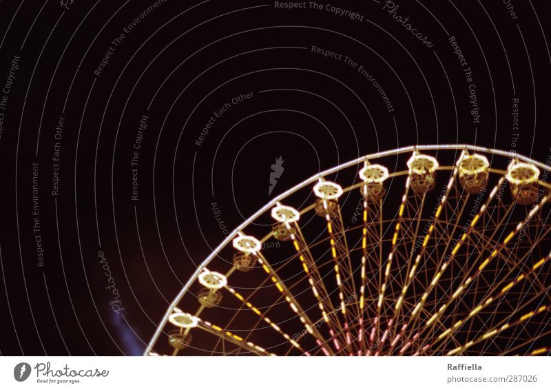 round and round Himmel Wolkenloser Himmel Nachthimmel Bewegung fahren leuchten Karussell Riesenrad Jahrmarkt Lampe Lichterscheinung Lichtspiel Lichtstrahl