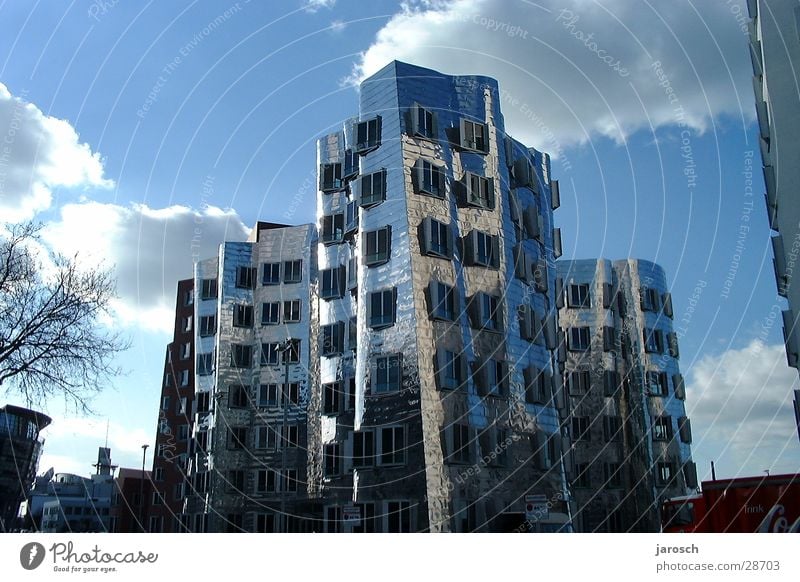 Metallhaus Haus Wolken Architektur Düsseldorf Reflektionen Graffiti Blauer Himmel