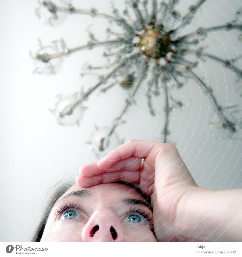 Room with a view Häusliches Leben Wohnung Lampe Zimmerdecke Kronleuchter Junge Frau Jugendliche Erwachsene Gesicht 1 Mensch 30-45 Jahre beobachten Denken