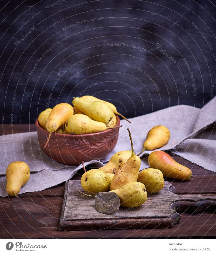 reife gelbe Birnen in einer braunen Tonschale Frucht Ernährung Vegetarische Ernährung Diät Schalen & Schüsseln Tisch Natur Herbst Holz alt Essen frisch lecker