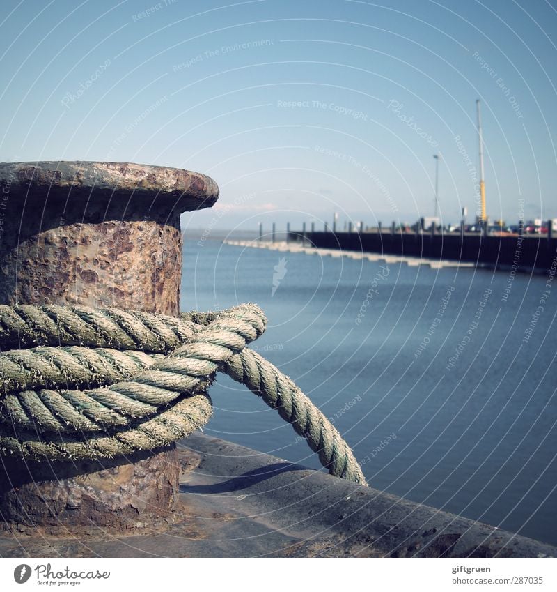 festgemacht Küste Meer festhalten Seil Poller Hafen Hafeneinfahrt Wasser festbinden Knoten Anlegestelle anleinen Fahnenmast Himmel Schifffahrt Metall