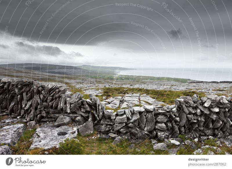 Grauland Ferien & Urlaub & Reisen Abenteuer Ferne Meer Urelemente Wolken schlechtes Wetter Regen Gras Hügel Felsen Berge u. Gebirge Küste Atlantik Fanore