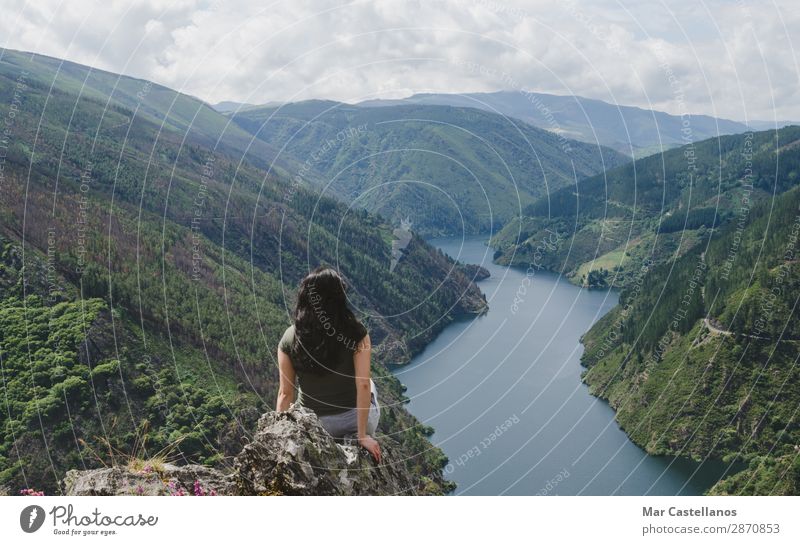 Frau von hinten, die auf den Fluss schaut. Lifestyle schön ruhig Meditation Ferien & Urlaub & Reisen Tourismus Sommer Berge u. Gebirge Mensch feminin Erwachsene