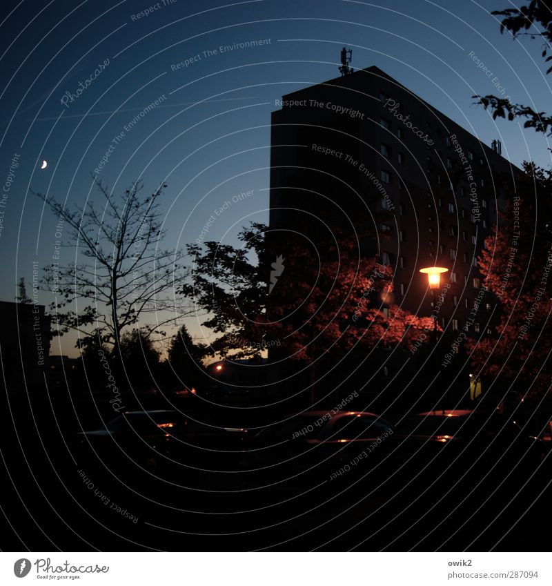 Parkplatz Stadt bevölkert Haus Mauer Wand Fassade dunkel Farbfoto Außenaufnahme Menschenleer Textfreiraum oben Textfreiraum unten Abend Low Key