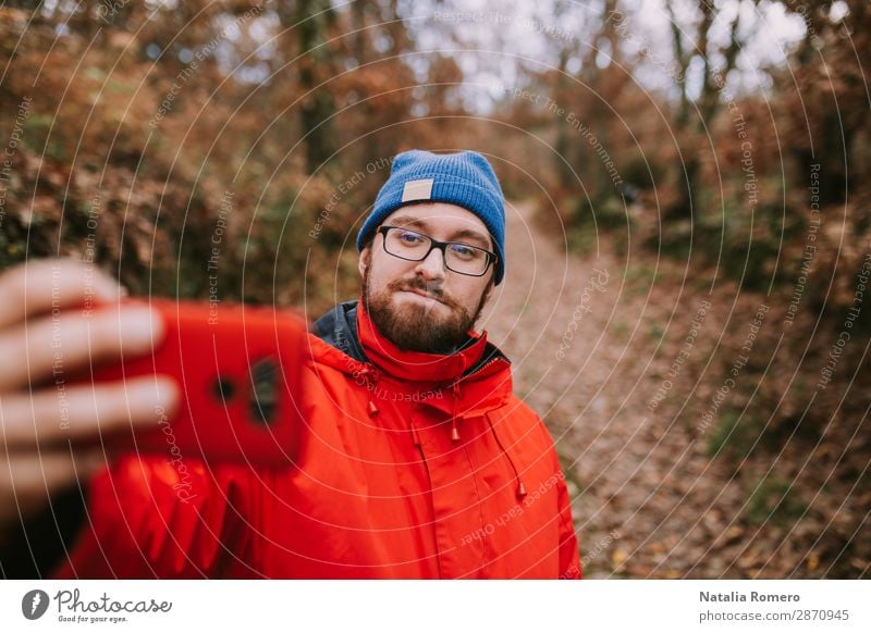 Junger Mann macht ein Foto im Wald. Lifestyle Glück Freizeit & Hobby Ferien & Urlaub & Reisen Abenteuer Freiheit wandern Telefon Handy PDA Technik & Technologie