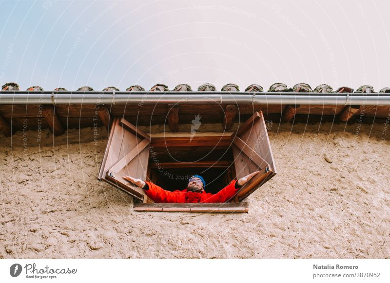 In einem ländlichen Haus öffnet ein junger Mann das Fenster. schön Ferien & Urlaub & Reisen Garten Dekoration & Verzierung Erwachsene Kultur Natur Landschaft