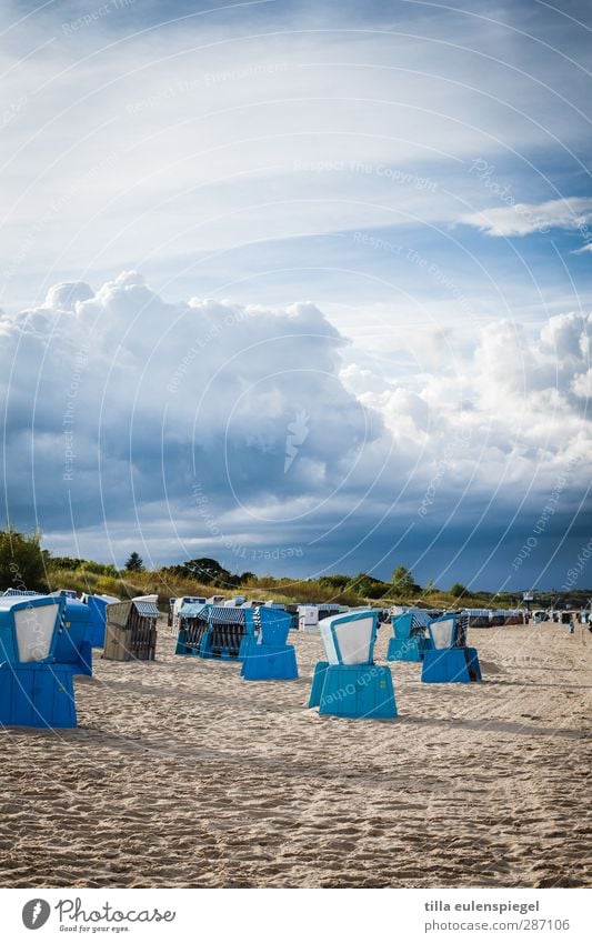 Sitzgelegenheit mit 10 Buchstaben Sand Himmel Wolken Gewitterwolken Unwetter Ostsee bedrohlich blau Strandkorb Sandstrand Kumulus Himmel (Jenseits) Farbfoto