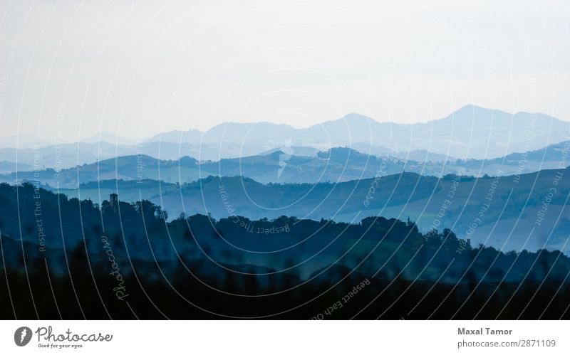 Die Hügel der Montefeltro Ferien & Urlaub & Reisen Tourismus Ferne Berge u. Gebirge Natur Landschaft Himmel Wetter Nebel Baum Wiese Wald Stadt Platz blau grün