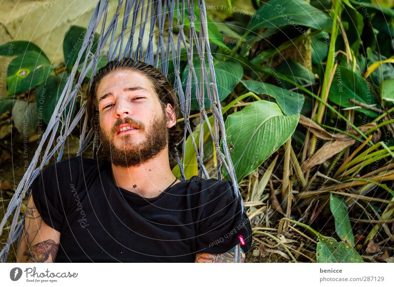 abhängen Mann Mensch 20-30 Jahre liegen Hängematte lachen Lächeln Blick in die Kamera Bart Vollbart Europäer Kaukasier Vogelperspektive Natur Außenaufnahme Wald