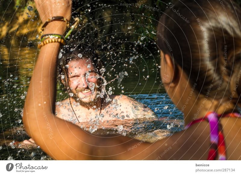 nasse Rache Paar Liebespaar Sommer Flirten Wasser See Fluss platschen spritzen Schwimmen & Baden 2 Menschen Freude Humor Ferien & Urlaub & Reisen Natur Bikini