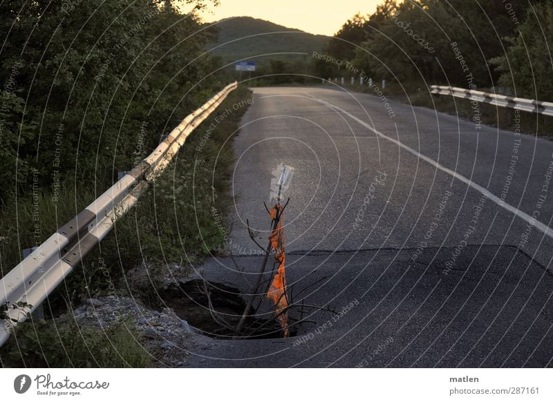 Löchle Sonnenaufgang Sonnenuntergang Sommer Schönes Wetter Straßenverkehr grau rot Schlagloch Warnung Flasche Stock Leitplanke warnen Asphalt Überholverbot