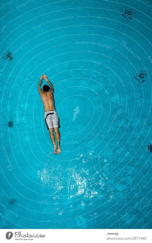 Schwimmer Gesundheit sportlich Schwimmen & Baden Freizeit & Hobby Schwimmbad Junger Mann Jugendliche 1 Mensch Sport Perspektive Farbfoto Textfreiraum rechts