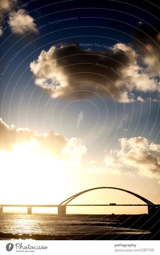 Übergang Himmel Wolken Horizont Schönes Wetter Ostsee Meer Fehmarn Brücke Fehmarnsundbrücke Gefühle Hoffnung Glaube träumen leuchten Lastwagen Säule Farbfoto