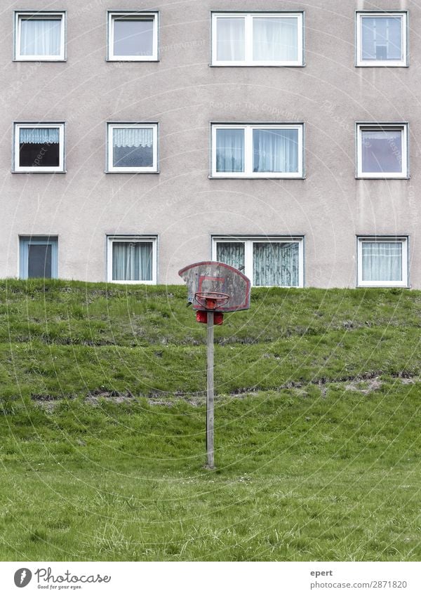 Ein Hang zum Sport Freizeit & Hobby Spielen Haus Ballsport Basketball Wiese Fassade Fenster alt Häusliches Leben dreckig kaputt trashig Langeweile Unlust bizarr