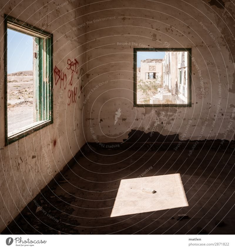 windows Menschenleer Haus Ruine Gebäude Mauer Wand Fenster leuchten eckig blau braun Himmel Lichtspiel Bodenbelag Wüste Farbfoto Außenaufnahme Innenaufnahme