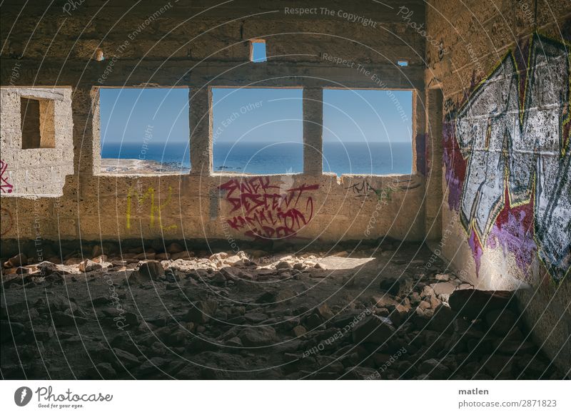 Krankenzimmer mit Meerblick Natur Himmel Horizont Frühling Schönes Wetter Dorf Menschenleer Haus Ruine Bauwerk Mauer Wand Fenster alt dunkel maritim blau braun