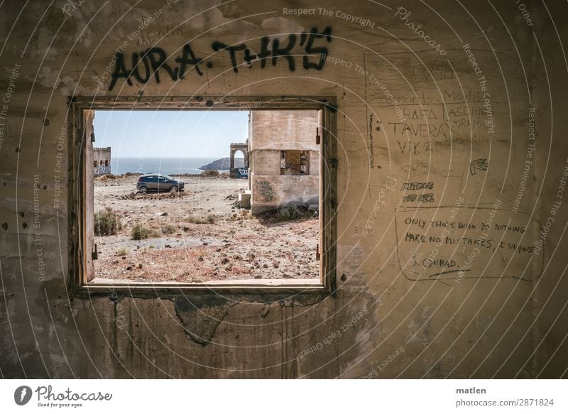 parking Küste Meer Wüste Menschenleer Haus Ruine Platz Gebäude Mauer Wand Fenster PKW heiß blau braun gehen Bogen Graffiti Farbfoto Außenaufnahme Innenaufnahme