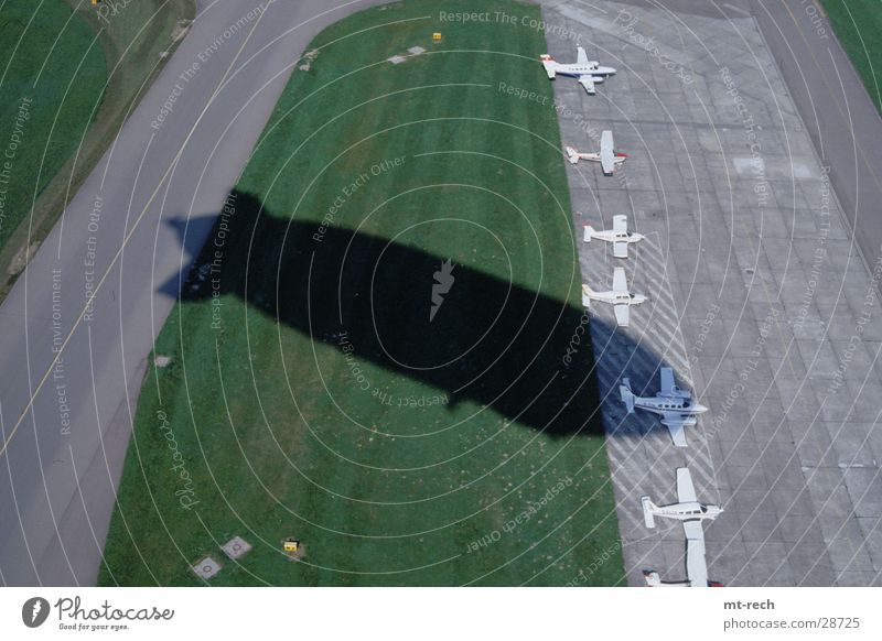 Zeppelin NT, Flugplatz Fiedrichshafen Friedrichshafen Luftverkehr Schatten Bodensee Deutschland