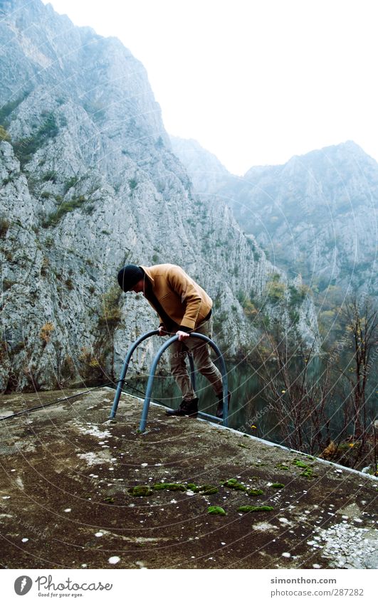 Reisen Ferien & Urlaub & Reisen Ausflug Abenteuer Ferne Freiheit Berge u. Gebirge wandern maskulin 1 Mensch Natur Wasser Herbst Winter Felsen Schlucht Küste