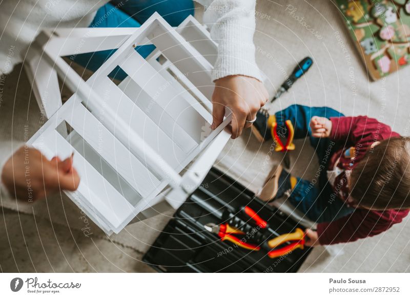 Frau, die Möbel zu Hause mit der Tochter zusammenbaut. Lifestyle heimwerken Umzug (Wohnungswechsel) einrichten Innenarchitektur Dekoration & Verzierung Mensch