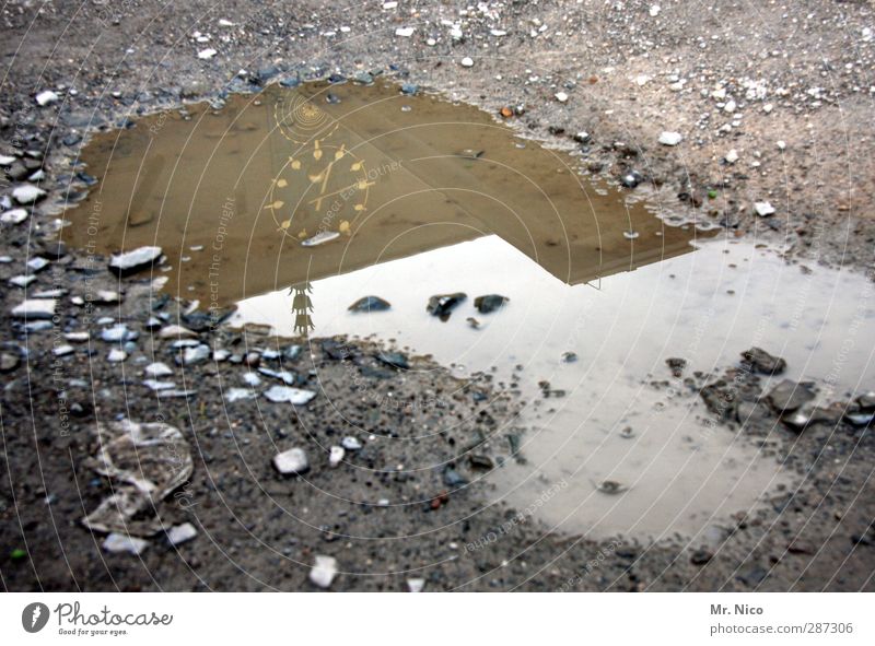 happy birthday, photocase | alles hat seine zeit Umwelt Erde Klima schlechtes Wetter Zeit Pfütze Uhr Gebäude kalt nass grau Straßenbelag Reflexion & Spiegelung