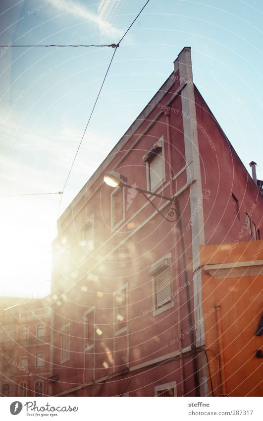 Sonne in Farbe Wolkenloser Himmel Sonnenlicht Schönes Wetter Lissabon Portugal Haus Mauer Wand Fassade Fenster Wärme Straßenbahn Farbfoto Außenaufnahme