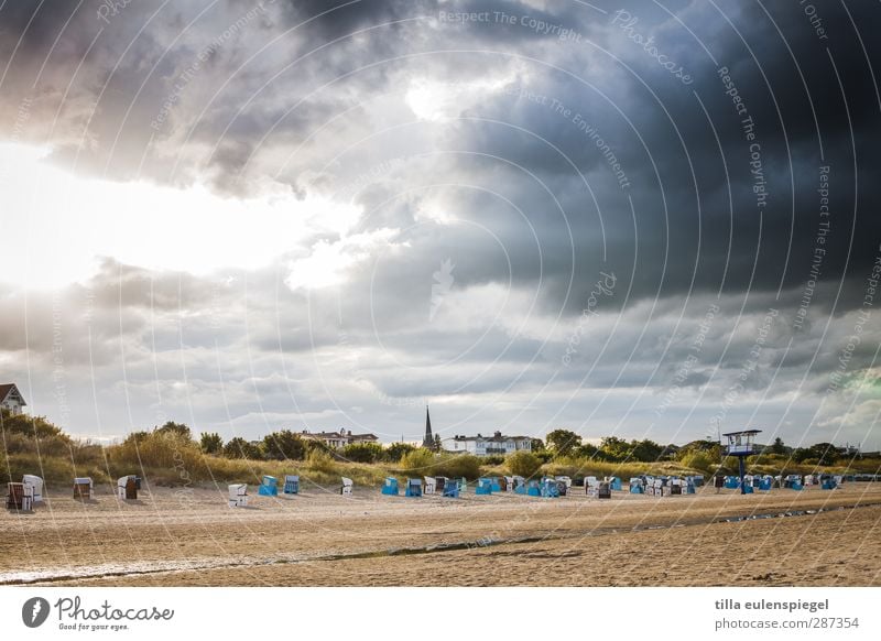 donnerwetter! photocase hat gebrutstag!? Wolken Gewitterwolken Strand Ostsee bedrohlich dunkel schön Wetter Strandkorb Sandstrand Sonnenlicht Horizont Farbfoto