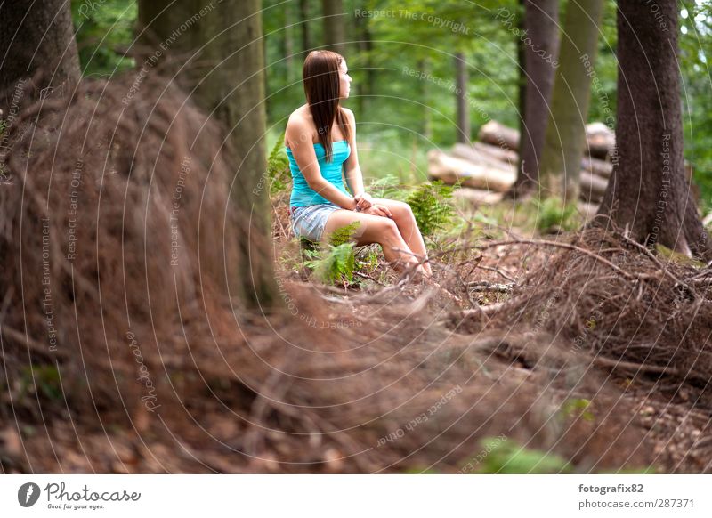 im wald Abenteuer Freiheit feminin 18-30 Jahre Jugendliche Erwachsene Umwelt Natur Baum Wald grün braun Ferne türkis Farbfoto Außenaufnahme Textfreiraum unten