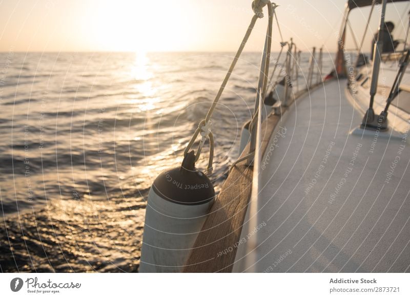 Rand der Yacht auf dem Wasser Jacht Seitendeck Meer Wasserfahrzeug Börde teuer fliegend winkend Schönes Wetter Reichtum Ferien & Urlaub & Reisen Kreuzfahrt