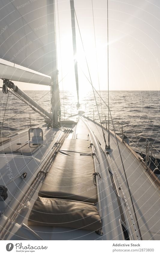 Sitze auf der Nase der Yacht auf dem Wasser Jacht Schiff Meer Wasserfahrzeug teuer fliegend Schönes Wetter Reichtum Ferien & Urlaub & Reisen Kreuzfahrt