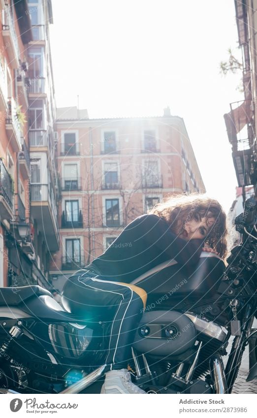 Junge Frau auf einem Custom-Motorrad Gesicht Stil Reiter Freiheit Café-Rennfahrer attraktiv Stadt Großstadt altehrwürdig Mode Model Helm Mädchen Jugendliche