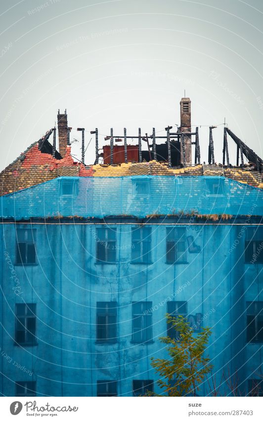 Offen für Neues Haus Umwelt Himmel Wolkenloser Himmel Stadtrand Ruine Gebäude Architektur Mauer Wand Fassade Fenster Dach Stein alt dreckig einfach historisch