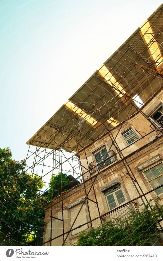 vordach Lissabon Portugal Altstadt Haus Fassade ästhetisch Gerüst bauen Renovieren restaurieren Sonnenlicht Sommer Farbfoto Außenaufnahme Weitwinkel