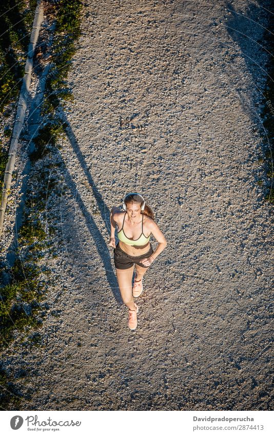 Junge, fitte, blonde Frau, die im Park läuft. Kaukasier üben ausarbeiten Lifestyle sportlich Wohlgefühl Aktion Vogelperspektive Jugendliche Gesundheit rennen