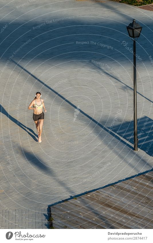 Junge, fitte, blonde Frau, die im Park läuft. Kaukasier üben ausarbeiten Lifestyle sportlich Wohlgefühl Aktion Vogelperspektive Jugendliche Gesundheit rennen