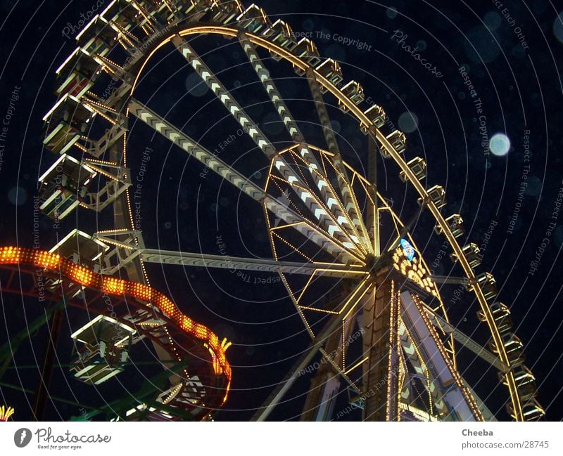 Riesenrad Licht Jahrmarkt Nacht Lampe dunkel schwarz Attraktion Regen