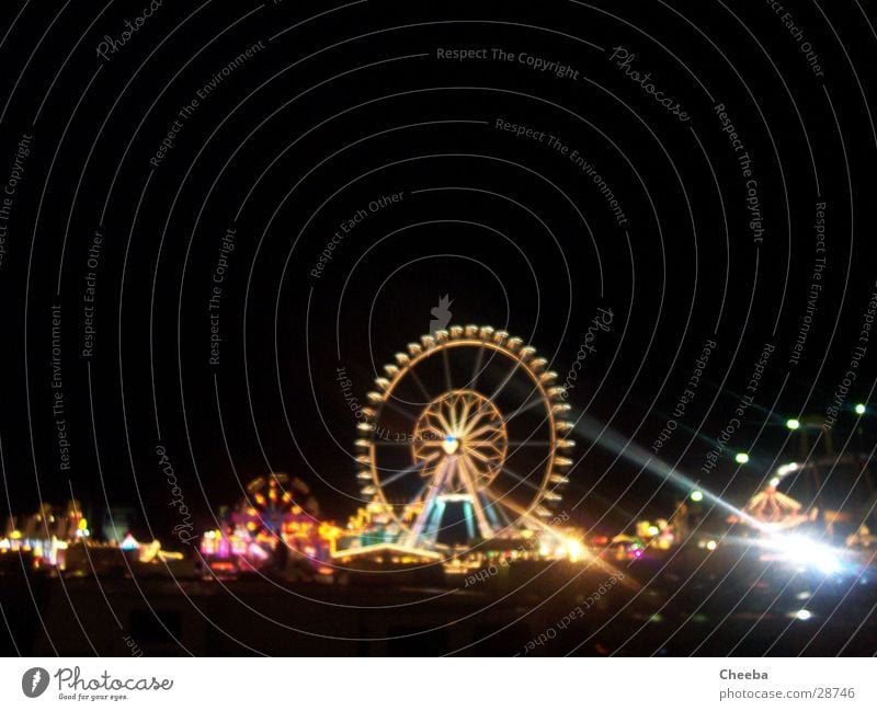 Kirmes-Panorama Riesenrad Nacht Licht mehrfarbig dunkel Attraktion Achterbahn Jahrmarkt