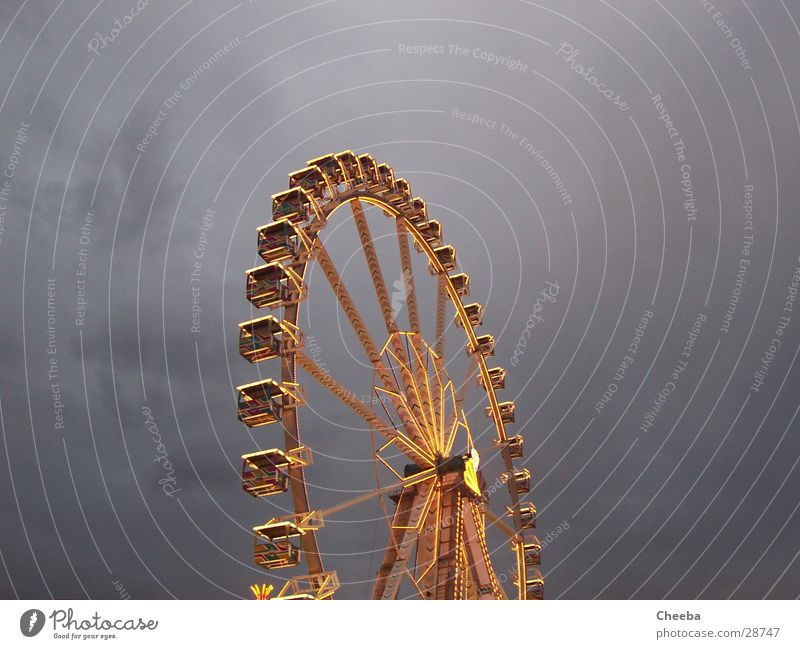 Psychedelic Riesenrad come Licht groß Dämmerung Jahrmarkt Himmel hoch Feste & Feiern