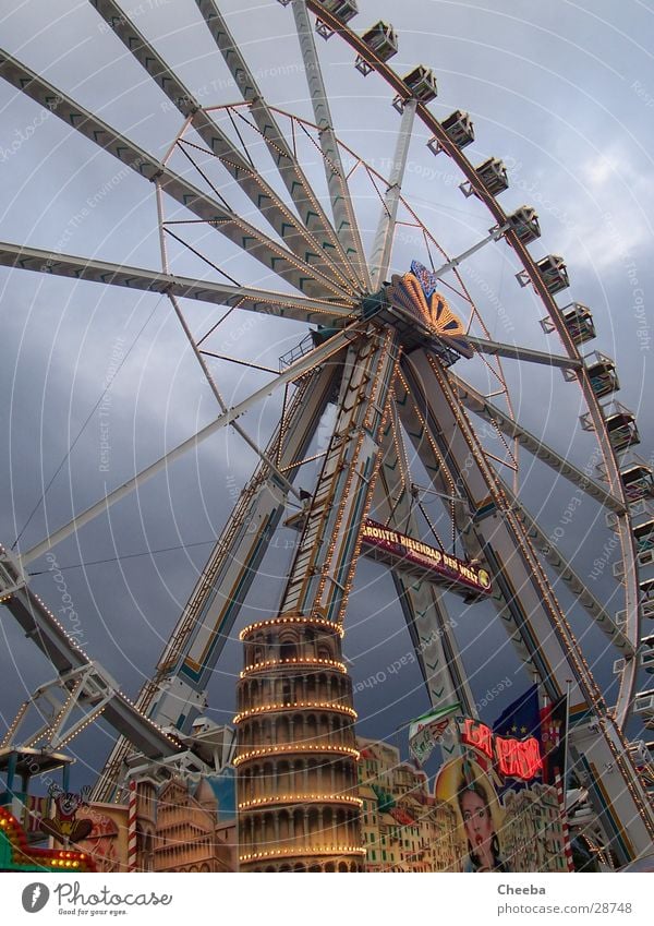 Riesenrad von Pisa groß rund Jahrmarkt Dämmerung PISA-Studie Turm Himmel Neigung