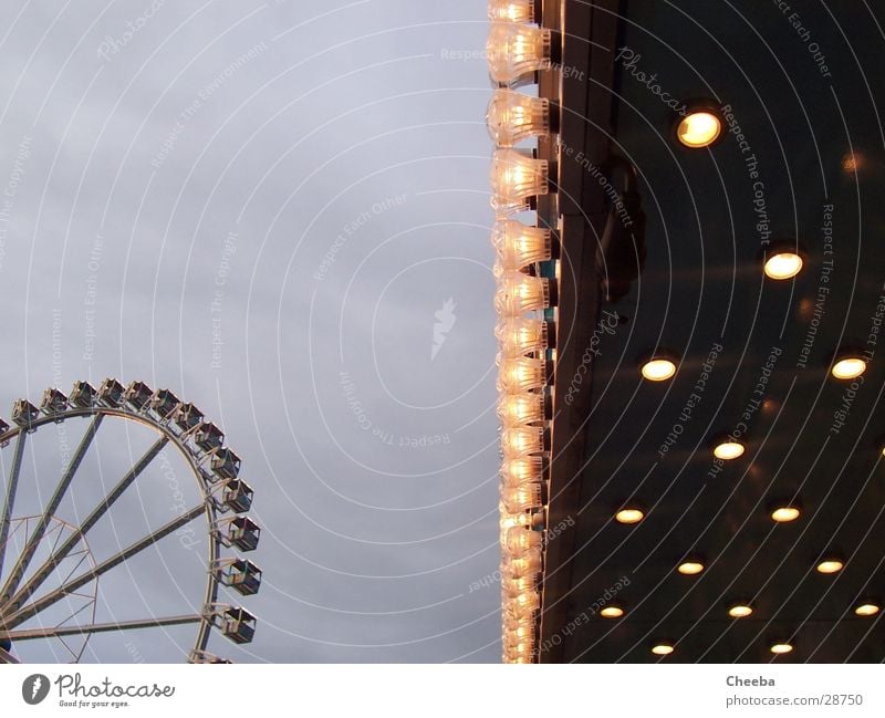 Riesenrad_Lichter Lampe Dämmerung groß Jahrmarkt Himmel hell