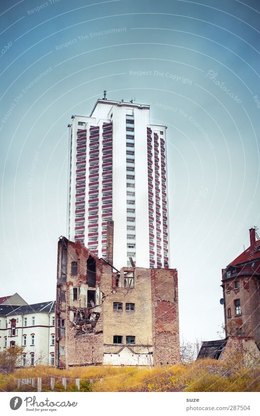 Neubau Umwelt Himmel Stadt Hochhaus Ruine Gebäude Architektur Mauer Wand Fassade Fenster Wahrzeichen Stein alt außergewöhnlich historisch hoch modern blau