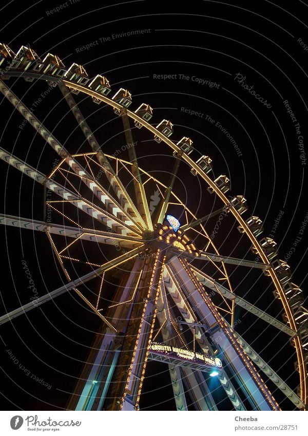 Riesenrad Jahrmarkt groß rund Nacht dunkel Stahl Koloss hoch Licht Niveau